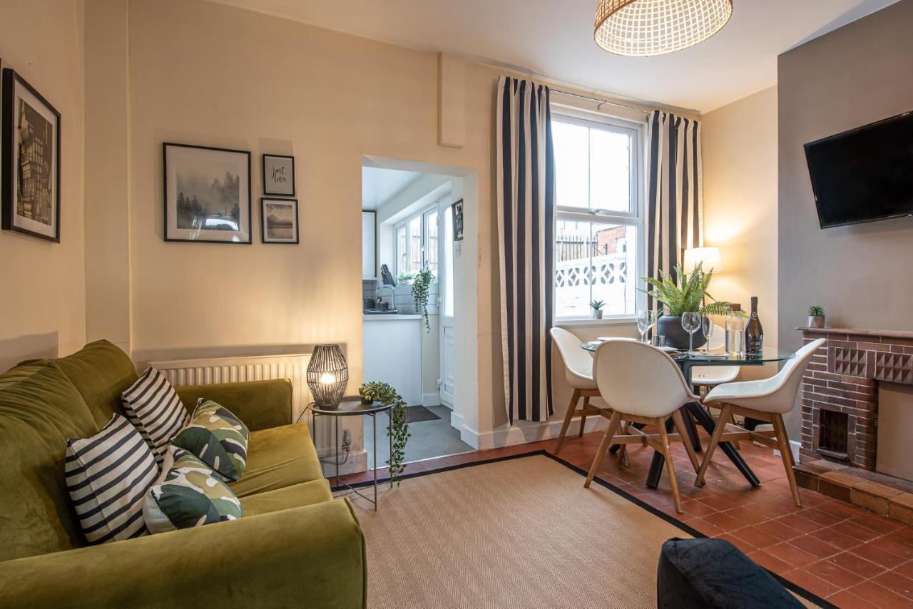 3 Bedroom Home Sleeps 5 Close To Chester City Centre Welcomes Couples, Small Groups, Families And Contractors Exteriér fotografie