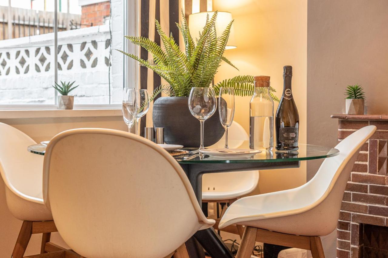 3 Bedroom Home Sleeps 5 Close To Chester City Centre Welcomes Couples, Small Groups, Families And Contractors Exteriér fotografie