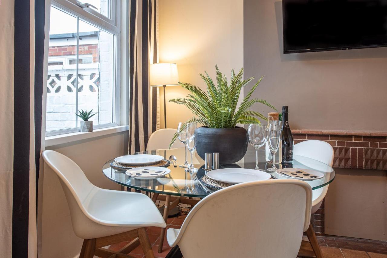 3 Bedroom Home Sleeps 5 Close To Chester City Centre Welcomes Couples, Small Groups, Families And Contractors Exteriér fotografie