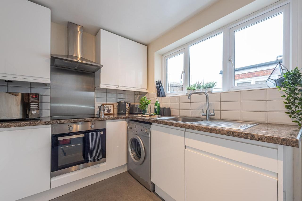 3 Bedroom Home Sleeps 5 Close To Chester City Centre Welcomes Couples, Small Groups, Families And Contractors Exteriér fotografie