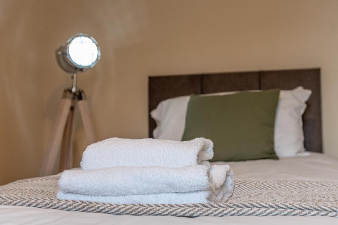 3 Bedroom Home Sleeps 5 Close To Chester City Centre Welcomes Couples, Small Groups, Families And Contractors Exteriér fotografie