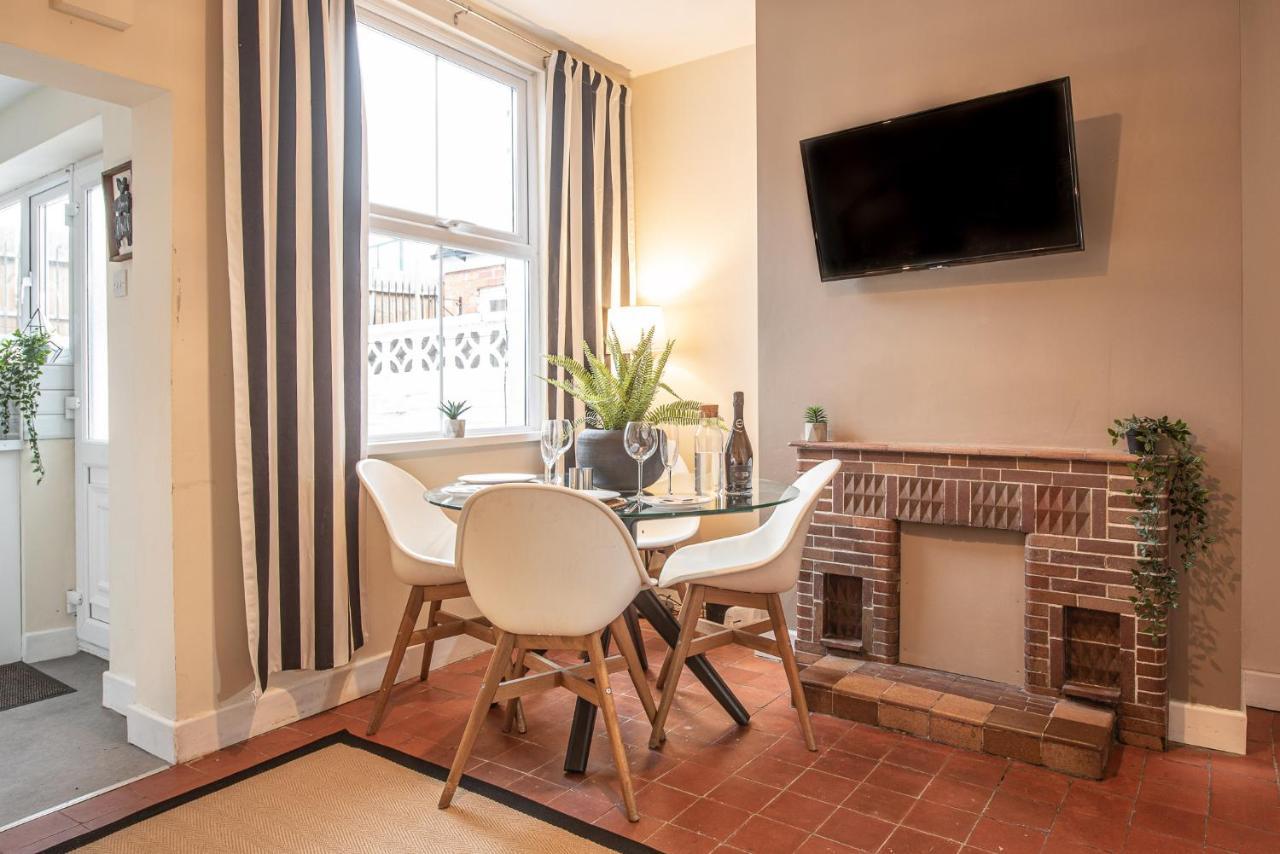 3 Bedroom Home Sleeps 5 Close To Chester City Centre Welcomes Couples, Small Groups, Families And Contractors Exteriér fotografie