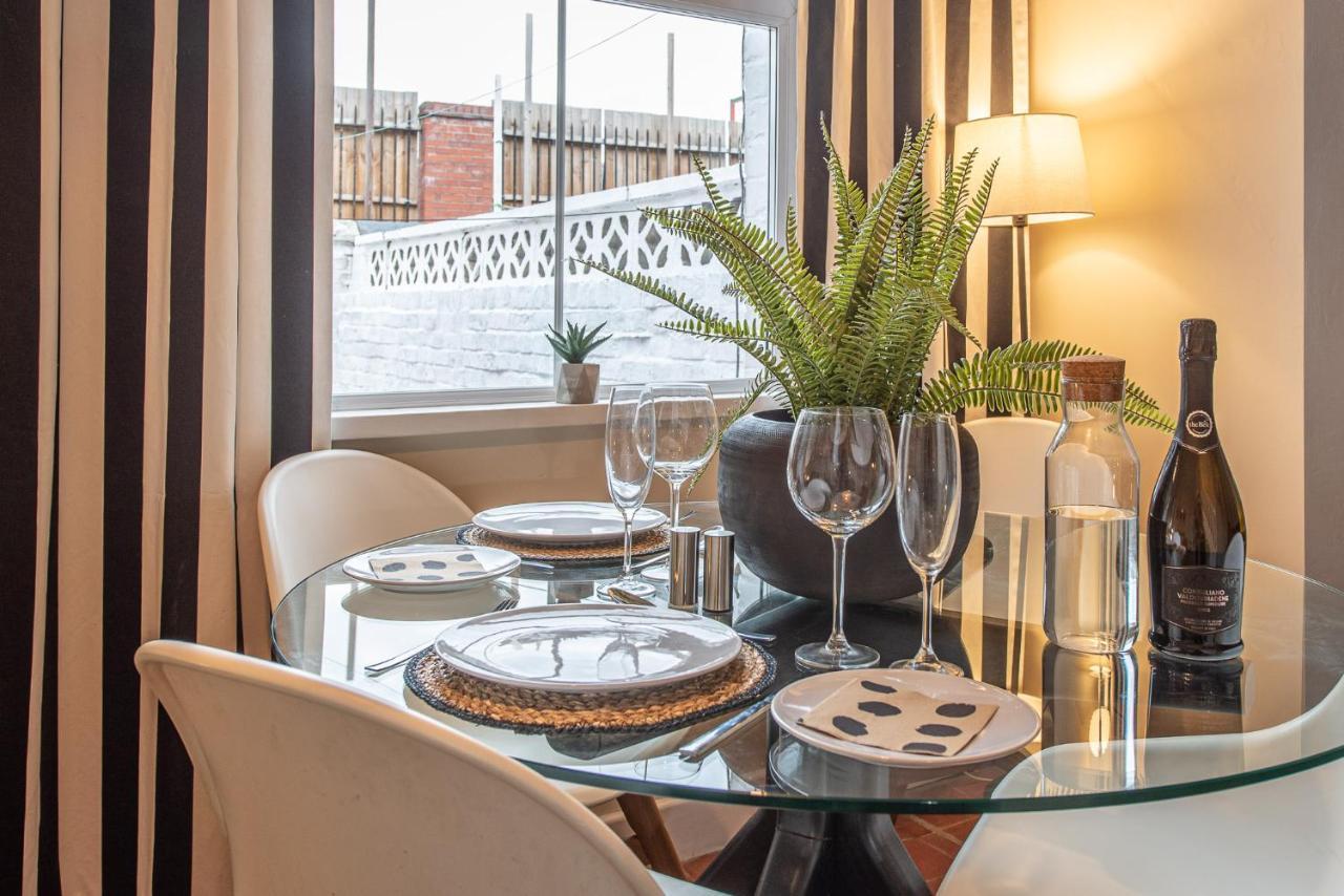3 Bedroom Home Sleeps 5 Close To Chester City Centre Welcomes Couples, Small Groups, Families And Contractors Exteriér fotografie