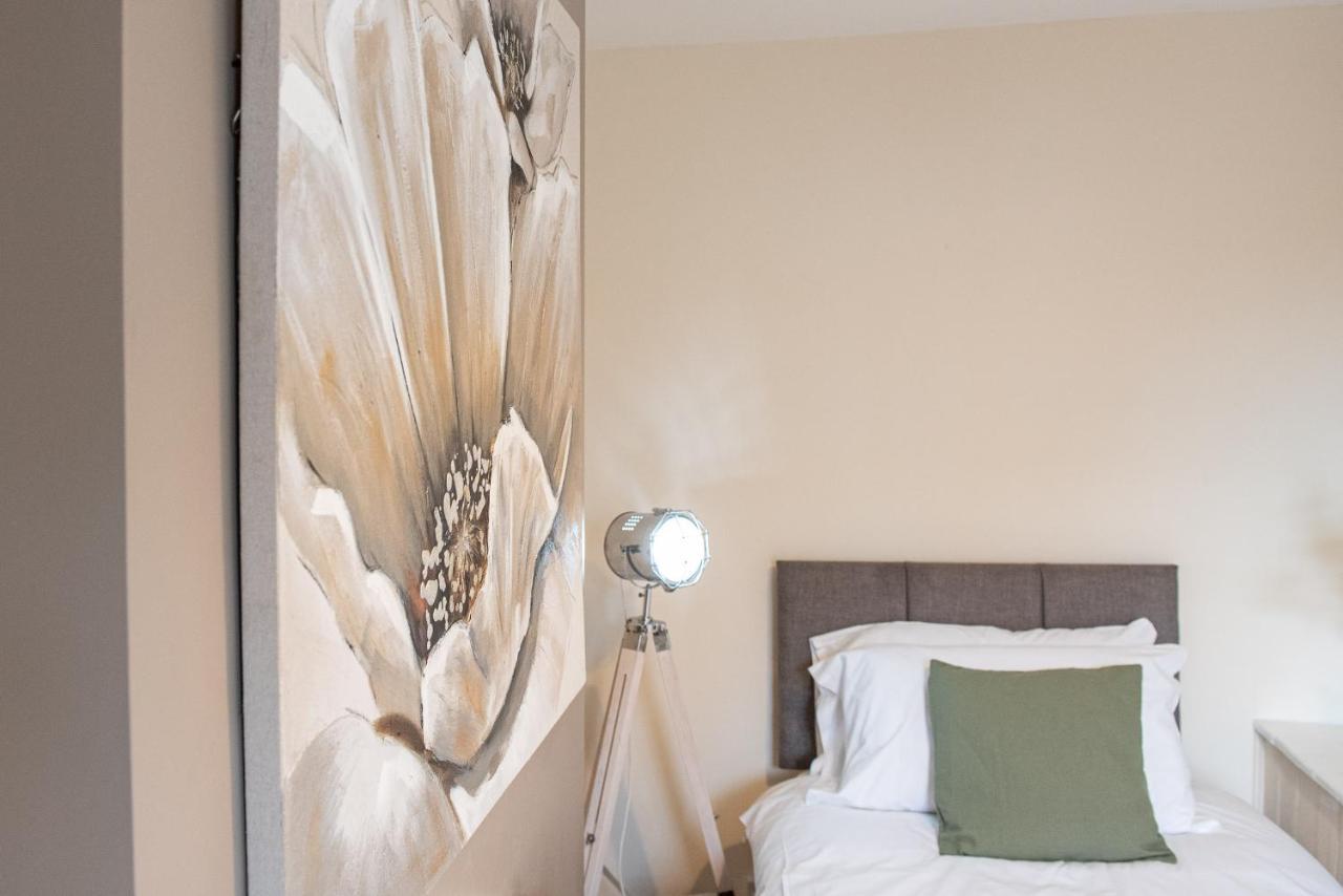 3 Bedroom Home Sleeps 5 Close To Chester City Centre Welcomes Couples, Small Groups, Families And Contractors Exteriér fotografie