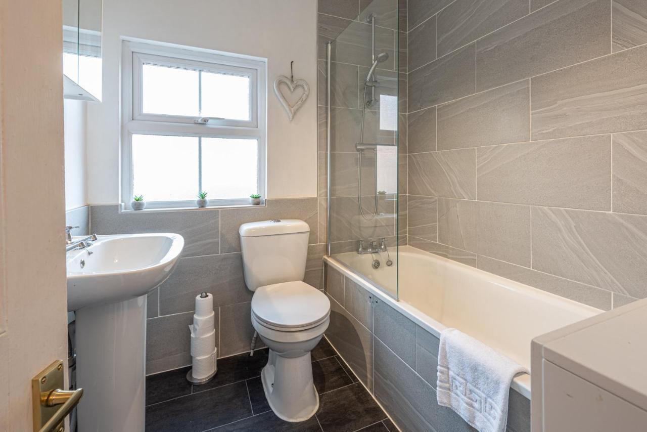 3 Bedroom Home Sleeps 5 Close To Chester City Centre Welcomes Couples, Small Groups, Families And Contractors Exteriér fotografie