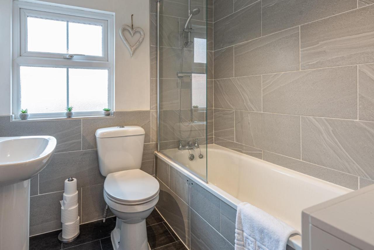 3 Bedroom Home Sleeps 5 Close To Chester City Centre Welcomes Couples, Small Groups, Families And Contractors Exteriér fotografie